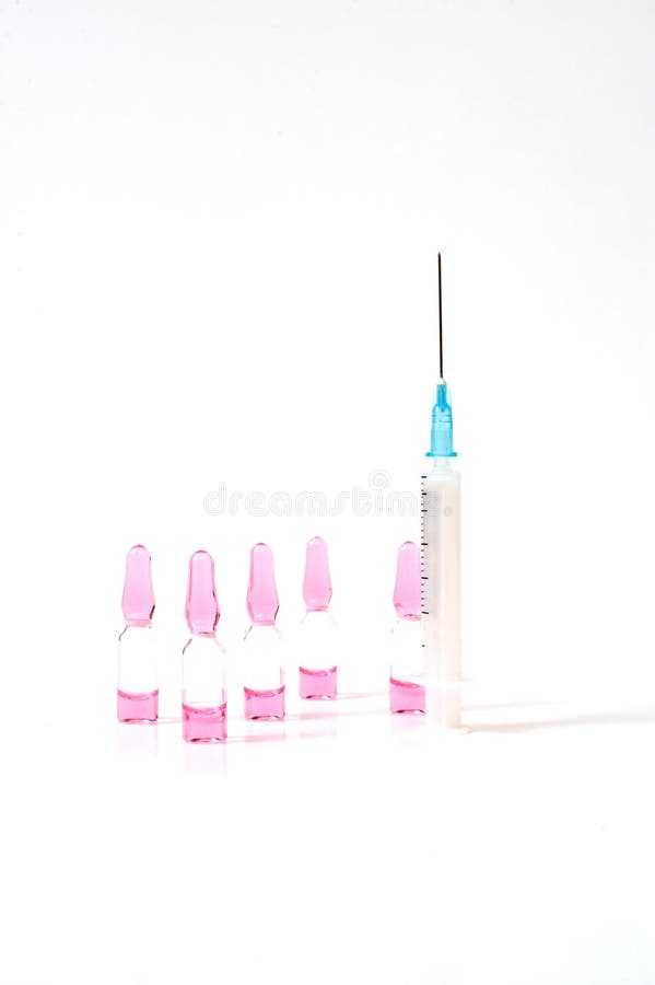 Siringa ed ampolle con il farmaco immagine stock libera da diritti Siringa ed ampolle con il farmaco immagine stock libera da diritti