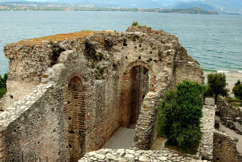 Sirmione, Италия: Гроты руин виллы Catallus римских стоковые фотографии rf Sirmione, Италия: Гроты руин виллы Catallus римских стоковые фотографии rf