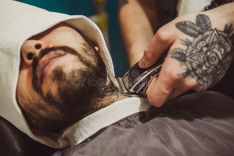 Sirva afeitar su barba en el peluquero profesional imágenes de archivo libres de regalías Sirva afeitar su barba en el peluquero profesional imágenes de archivo libres de regalías