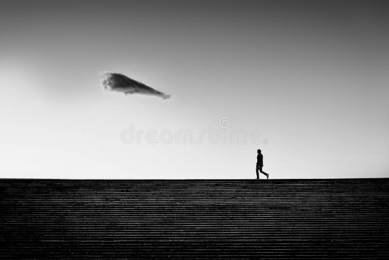 Sirva caminar en una escalera con la nube solitaria foto de archivo libre de regalías Sirva caminar en una escalera con la nube solitaria foto de archivo libre de regalías