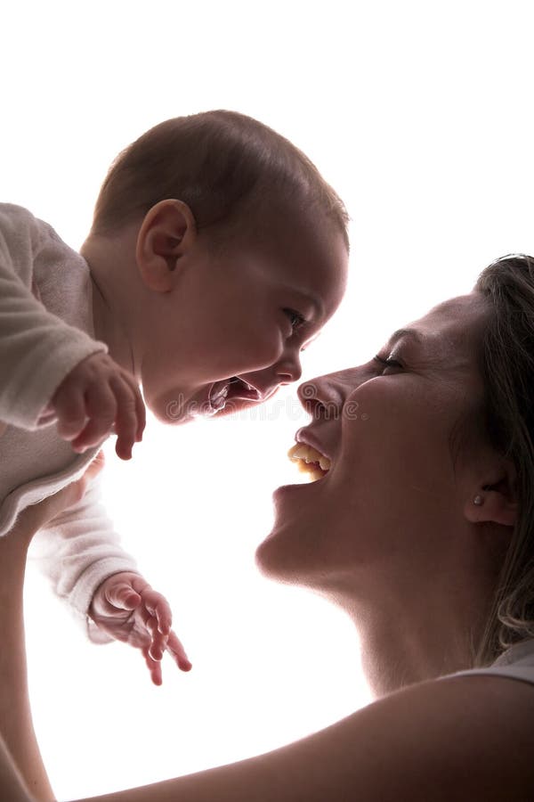 Sirva de madre y su pequeño laug feliz del bebé junto fotos de archivo libres de regalías Sirva de madre y su pequeño laug feliz del bebé junto fotos de archivo libres de regalías