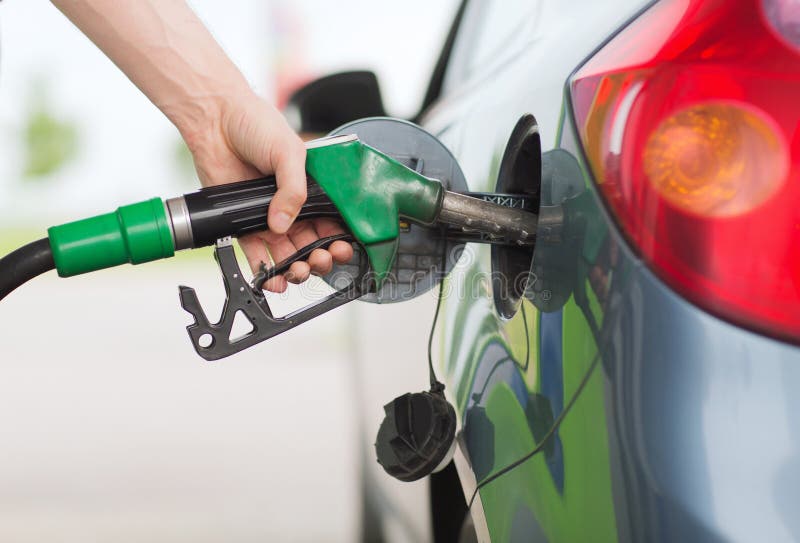 Sirva el combustible de bombeo de la gasolina en coche en la gasolinera imágenes de archivo libres de regalías
