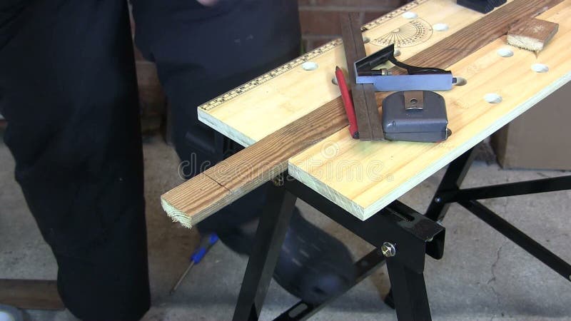 Sirva el dibujo de una línea y cortar un pedazo de madera con una sierra