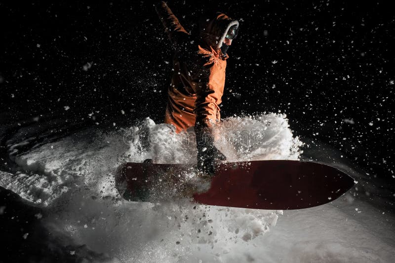 Sirva el salto con la snowboard en el centro turístico de montaña en el nig imagenes de archivo Sirva el salto con la snowboard en el centro turístico de montaña en el nig imagenes de archivo