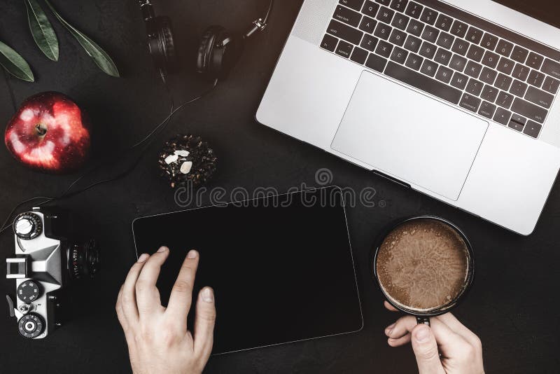 Sirva el tacto en la pantalla en blanco de la tableta negra en la visión superior Espacio de trabajo con el ordenador portátil en imagen de archivo libre de regalías Sirva el tacto en la pantalla en blanco de la tableta negra en la visión superior Espacio de trabajo con el ordenador portátil en imagen de archivo libre de regalías