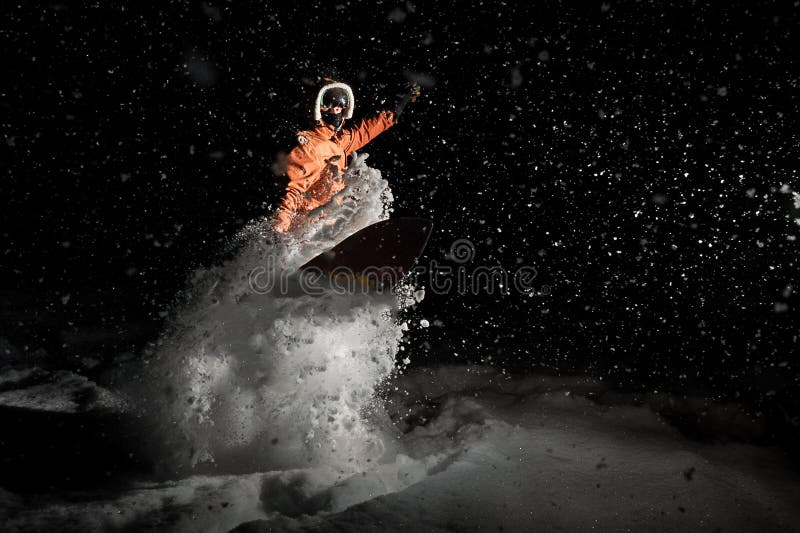 Sirva impresionantemente la snowboard en la noche debajo de la nieve imagen de archivo Sirva impresionantemente la snowboard en la noche debajo de la nieve imagen de archivo