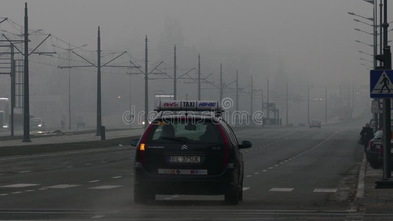 Sirva la carretera ancha que cruza por mañana brumosa temprana