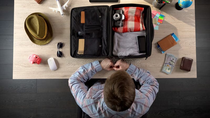 Sirva la maleta cuidadosamente que embala, preparándose para el viaje de negocios, viaje oficial foto de archivo Sirva la maleta cuidadosamente que embala, preparándose para el viaje de negocios, viaje oficial foto de archivo