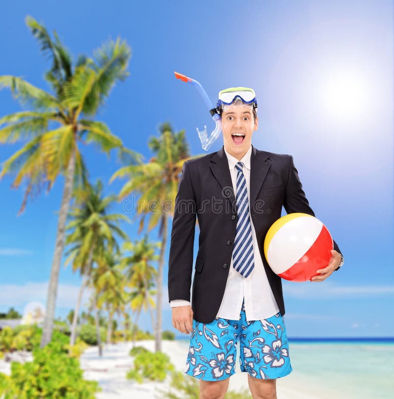 Sirva la situación en la playa con el tubo respirador y la pelota de playa imágenes de archivo libres de regalías Sirva la situación en la playa con el tubo respirador y la pelota de playa imágenes de archivo libres de regalías