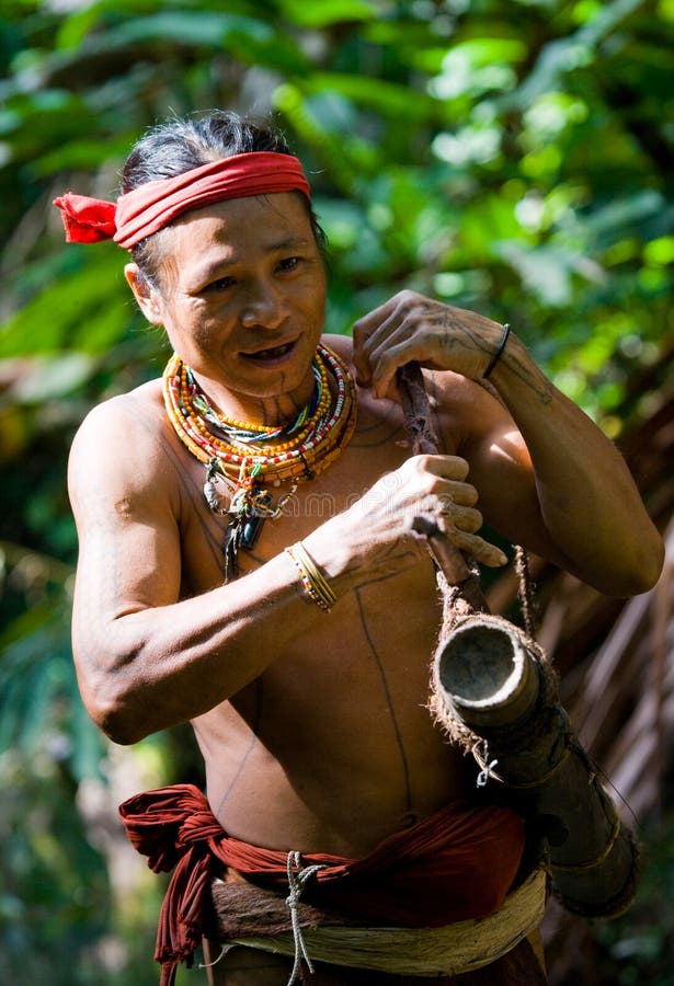 Sirva La Tribu  De Mentawai  Del Cazador Con Un Arco Y Una 