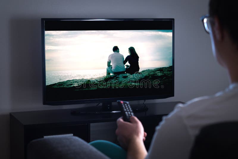Sirva la TV de observación o la película o la serie el fluir con la TV elegante imágenes de archivo libres de regalías