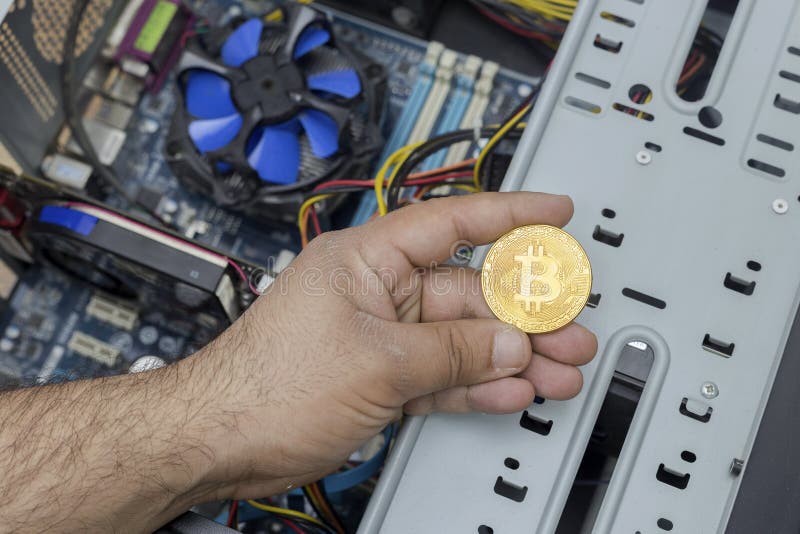 Sirva llevar a cabo el bitcoin de oro en el fondo de la caja abierta de la PC foto de archivo libre de regalías Sirva llevar a cabo el bitcoin de oro en el fondo de la caja abierta de la PC foto de archivo libre de regalías