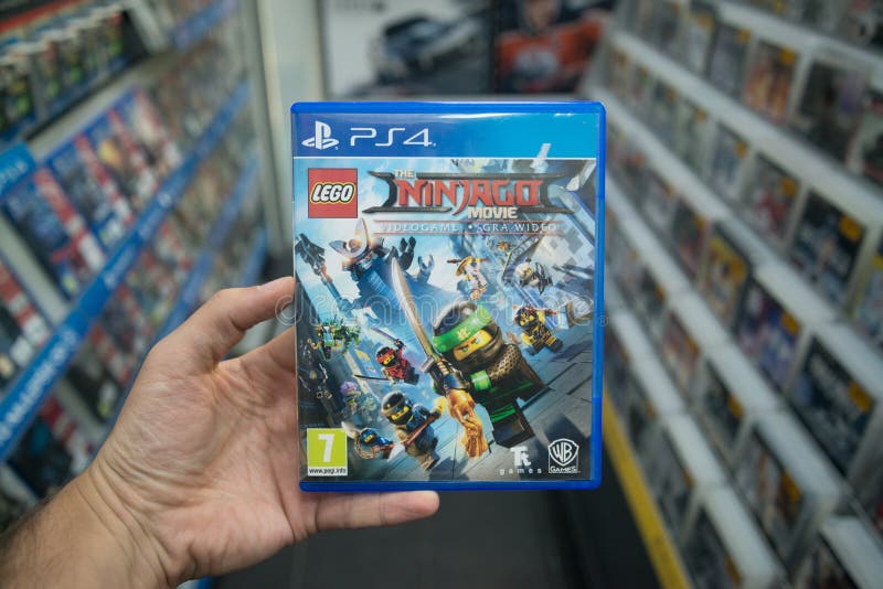 Sirva llevar a cabo el videojuego de Lego Ninjago en la consola de Sony Playstation 4 en tienda foto de archivo libre de regalías Sirva llevar a cabo el videojuego de Lego Ninjago en la consola de Sony Playstation 4 en tienda foto de archivo libre de regalías