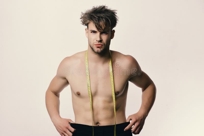 Sirva los vaqueros negros de los controles de la cinta métrica de gran tamaño y amarilla Atleta con el pelo sucio y el torso desn imagen de archivo libre de regalías Sirva los vaqueros negros de los controles de la cinta métrica de gran tamaño y amarilla Atleta con el pelo sucio y el torso desn imagen de archivo libre de regalías