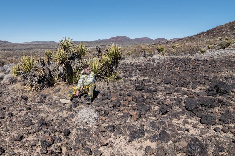 Sirva sentarse en el desierto vacío en Arizona en el día de verano caliente imagen de archivo libre de regalías Sirva sentarse en el desierto vacío en Arizona en el día de verano caliente imagen de archivo libre de regalías