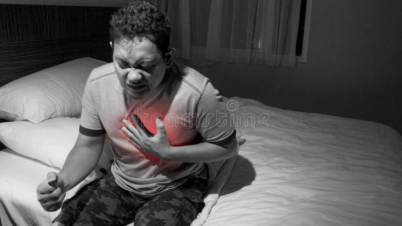 Sirva tener ataque del corazón en cama a la medianoche, dolor de pecho, duro a la respiración, concepto de la depresión imágenes de archivo libres de regalías Sirva tener ataque del corazón en cama a la medianoche, dolor de pecho, duro a la respiración, concepto de la depresión imágenes de archivo libres de regalías