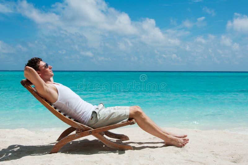Sirva Tomar El Sol En La Playa Cerca Del Océano Imagen de archivo