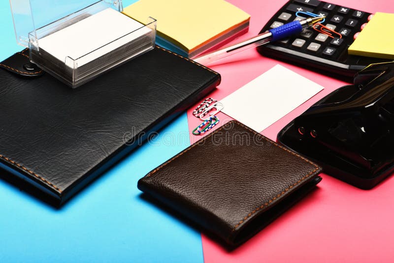 Sirve la cartera de cuero como concepto del negocio y del trabajo foto de archivo libre de regalías Sirve la cartera de cuero como concepto del negocio y del trabajo foto de archivo libre de regalías