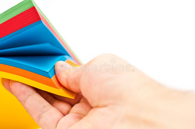 Mano humana y papel de colores fotografía de archivo