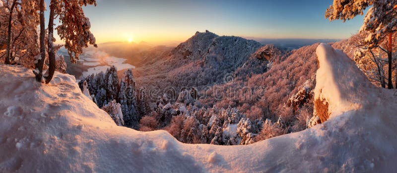 Sistani góra, zima krajobraz przy zmierzchem, Sulovske skaly fotografia stock Sistani góra, zima krajobraz przy zmierzchem, Sulovske skaly fotografia stock