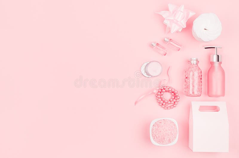 Sistema cosmético rosado suave apacible para el cuidado del cuerpo y de piel, maquillaje - crema, jabón, aceite esencial, cojín d imágenes de archivo libres de regalías Sistema cosmético rosado suave apacible para el cuidado del cuerpo y de piel, maquillaje - crema, jabón, aceite esencial, cojín d imágenes de archivo libres de regalías