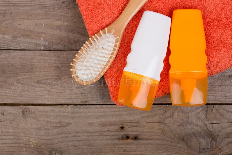 Sistema de bañar los accesorios - toalla, cepillo para el pelo y cosmeti anaranjados imágenes de archivo libres de regalías Sistema de bañar los accesorios - toalla, cepillo para el pelo y cosmeti anaranjados imágenes de archivo libres de regalías