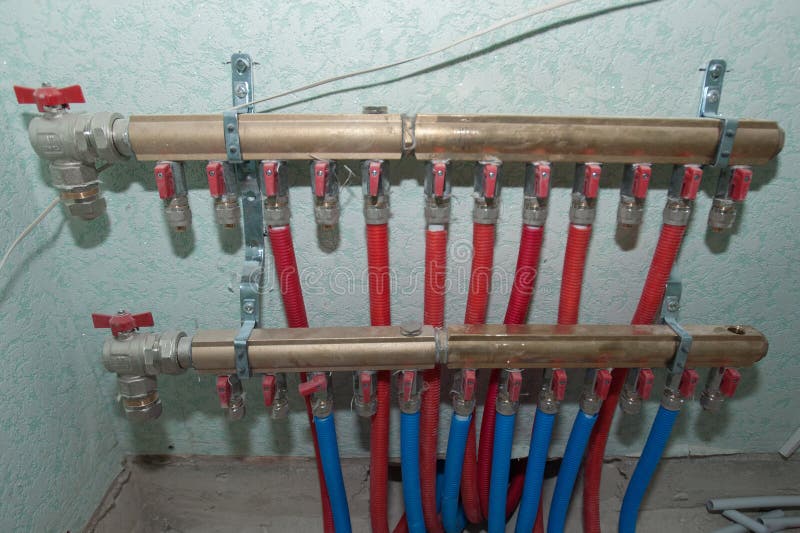 Sistema de calefacci?n radiante de la instalaci?n de la calefacci?n de piso El hombre instala la construcci?n de piso debajo del imagenes de archivo Sistema de calefacci?n radiante de la instalaci?n de la calefacci?n de piso El hombre instala la construcci?n de piso debajo del imagenes de archivo