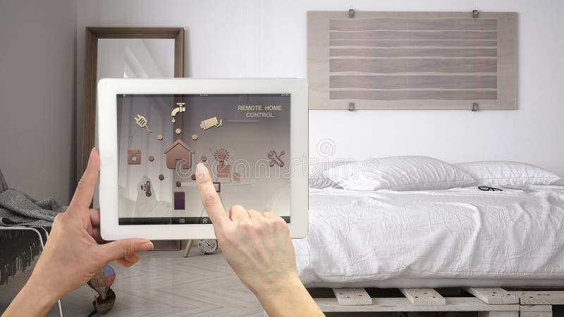 Sistema de controlo home remoto esperto em uma tabuleta digital Dispositivo com ícones do app Quarto moderno minimalista no fundo imagem de stock Sistema de controlo home remoto esperto em uma tabuleta digital Dispositivo com ícones do app Quarto moderno minimalista no fundo imagem de stock