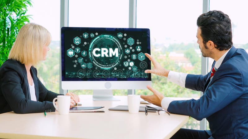 Sistema de gestión de relaciones con el cliente en un ordenador portátil para el negocio de CRM foto de archivo libre de regalías