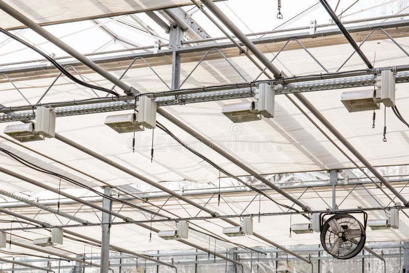 Sistema de irrigación y de ventilación automáticas debajo del tejado del invernadero hidropónico moderno, agricultura industrial