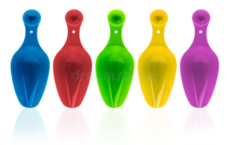 Sistema de la cuchara dosificadora plástica colorida aislada en el fondo blanco con la sombra Plástico azul, rojo, verde, amarill foto de archivo Sistema de la cuchara dosificadora plástica colorida aislada en el fondo blanco con la sombra Plástico azul, rojo, verde, amarill foto de archivo