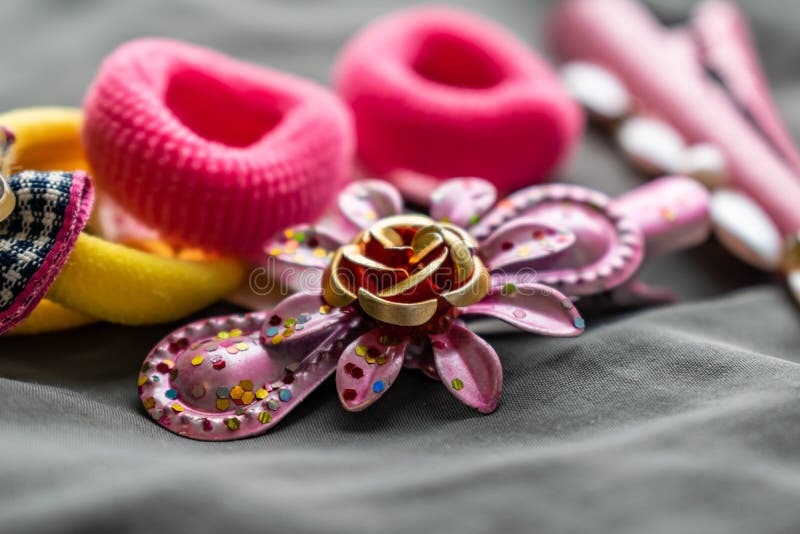 Sistema de la joyería de los niños de gomas y de horquillas rosadas con los colgantes bajo la forma de caras del gato Sistema lin fotografía de archivo libre de regalías Sistema de la joyería de los niños de gomas y de horquillas rosadas con los colgantes bajo la forma de caras del gato Sistema lin fotografía de archivo libre de regalías