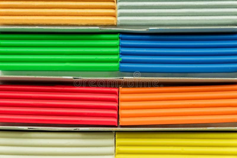 Sistema de las barras multicoloras del plasticine para modelar en la tabla de madera imagen de archivo Sistema de las barras multicoloras del plasticine para modelar en la tabla de madera imagen de archivo