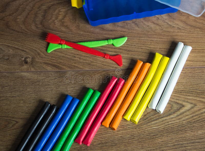 Sistema de las barras multicoloras del plasticine para modelar en la tabla de madera Concepto de la visi?n superior, de la salida fotografía de archivo libre de regalías Sistema de las barras multicoloras del plasticine para modelar en la tabla de madera Concepto de la visi?n superior, de la salida fotografía de archivo libre de regalías