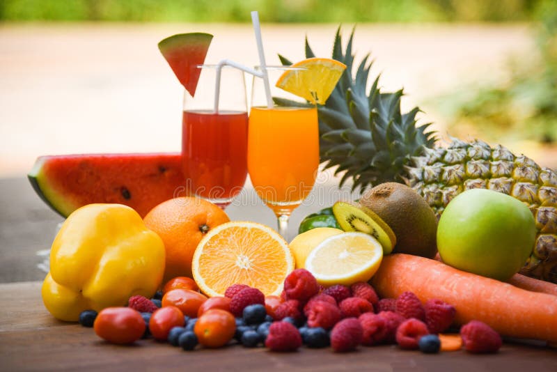 Sistema de las comidas sanas de cristal del jugo fresco colorido del verano de las frutas tropicales/mucho fruta madura mezclada