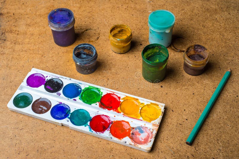 Sistema de latas de pintura y de lápiz fotos de archivo Sistema de latas de pintura y de lápiz fotos de archivo