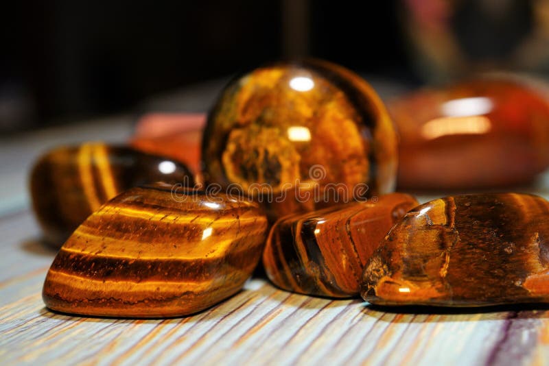 Sistema de piedras preciosas minerales naturales de cierto tipo Tiger Eye Semiprecious Gemstone Birthstone en una tabla de madera fotos de archivo libres de regalías Sistema de piedras preciosas minerales naturales de cierto tipo Tiger Eye Semiprecious Gemstone Birthstone en una tabla de madera fotos de archivo libres de regalías