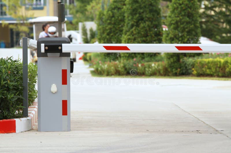 Portão Automático De Barreira à Entrada Do Estacionamento Do Carro Foto de  Stock - Imagem de seguro, protetor: 233894894