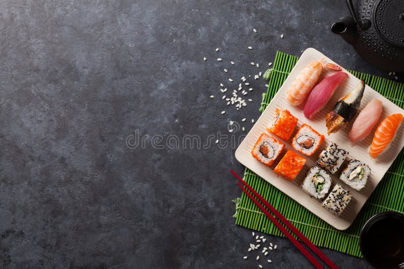 Sistema de sushi, de maki y de té verde imagen de archivo libre de regalías Sistema de sushi, de maki y de té verde imagen de archivo libre de regalías