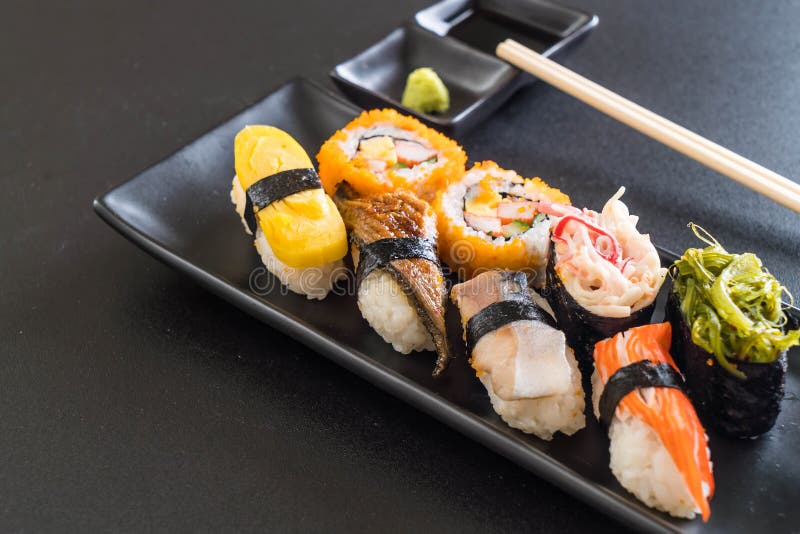Sistema de sushi y de rollo del maki foto de archivo libre de regalías Sistema de sushi y de rollo del maki foto de archivo libre de regalías