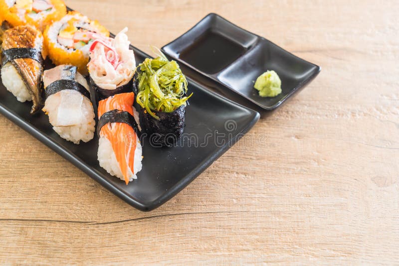 Sistema de sushi y de rollo del maki imagenes de archivo Sistema de sushi y de rollo del maki imagenes de archivo