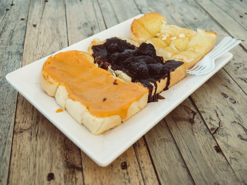Sistema de tres dulces de tostadas imágenes de archivo libres de regalías Sistema de tres dulces de tostadas imágenes de archivo libres de regalías