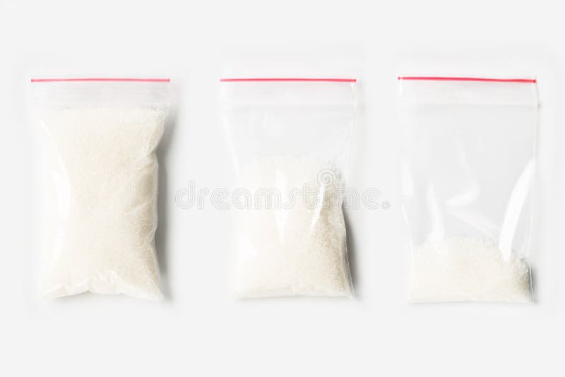 Sistema de tres VACÍOS, MEDIOS Y LLENOS bolsos transparentes plásticos de la cremallera con el azúcar granulado aislado en blanco fotos de archivo Sistema de tres VACÍOS, MEDIOS Y LLENOS bolsos transparentes plásticos de la cremallera con el azúcar granulado aislado en blanco fotos de archivo