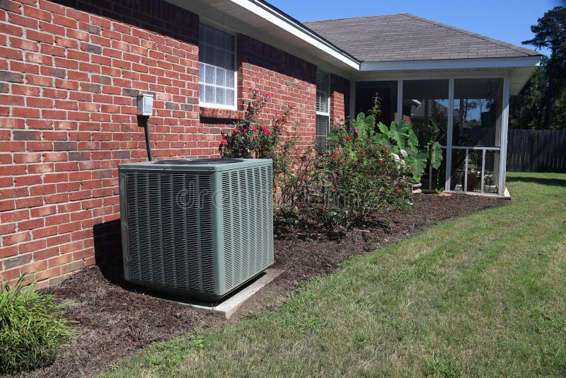 Sistema del acondicionador de aire al lado de un hogar
