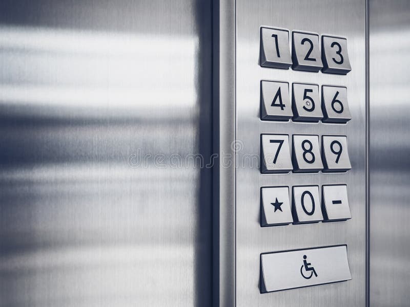 combinação de número de sistema de teclado de segurança de código de senha  para desbloquear os portões de ferro verde fora da casa na neve do inverno  11349727 Foto de stock no