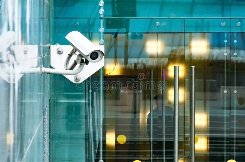 Sistema di sorveglianza di sicurezza all'entrata ad un edificio per uffici moderno Due macchine fotografiche di videosorveglianza fotografie stock libere da diritti