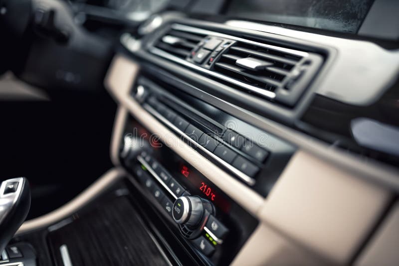 Sistema e condicionamento de ar de ventilação do carro - detalhes e controles do carro Papel de parede do conceito com o DES indu imagens de stock Sistema e condicionamento de ar de ventilação do carro - detalhes e controles do carro Papel de parede do conceito com o DES indu imagens de stock