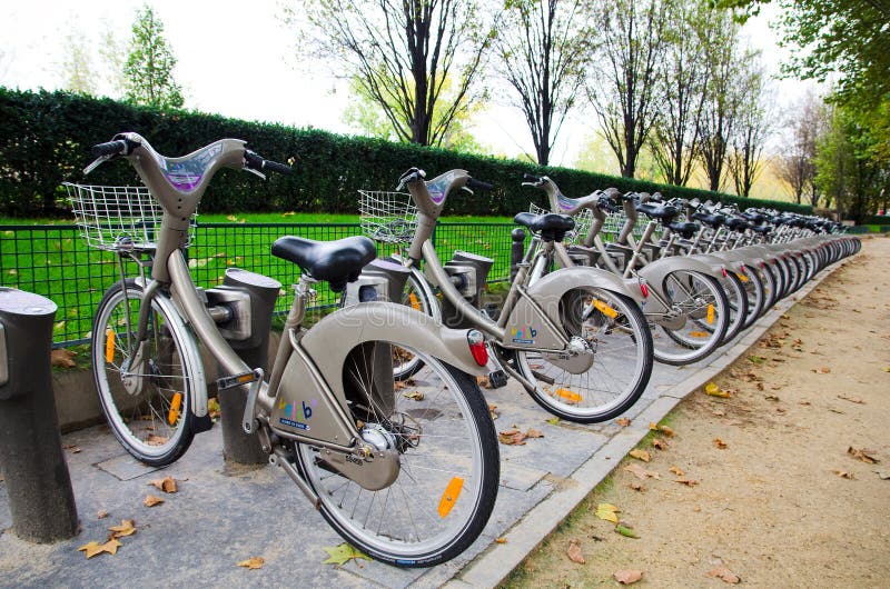 Velib, sistema de aluguer de bicicletas, Paris imagens de stock royalty free