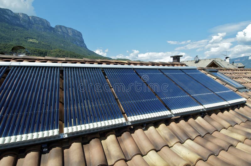 Sistema termal solar fotografía de archivo libre de regalías Sistema termal solar fotografía de archivo libre de regalías