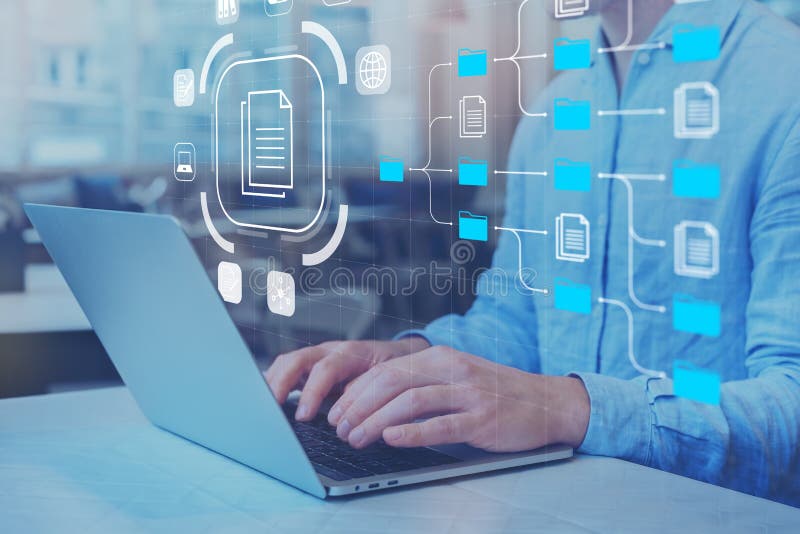 Sistemi di gestione dei documenti, dms e processi aziendali con un esperto che lavora sul computer portatile. soluzione per l'arch immagini stock libere da diritti